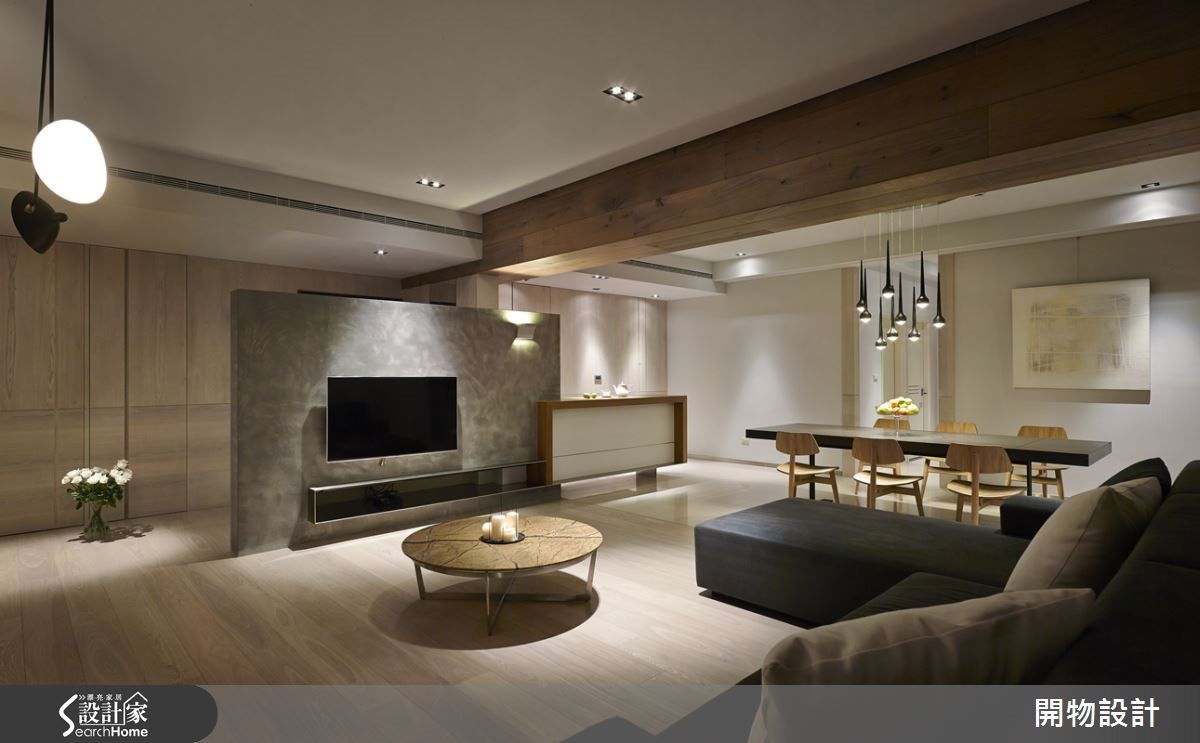 大量留白与木质包梁，现代宅更俐落清爽